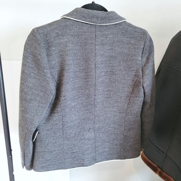 Iconic Club Monaco Heritage Crest Blazer - Picture 2 of 4